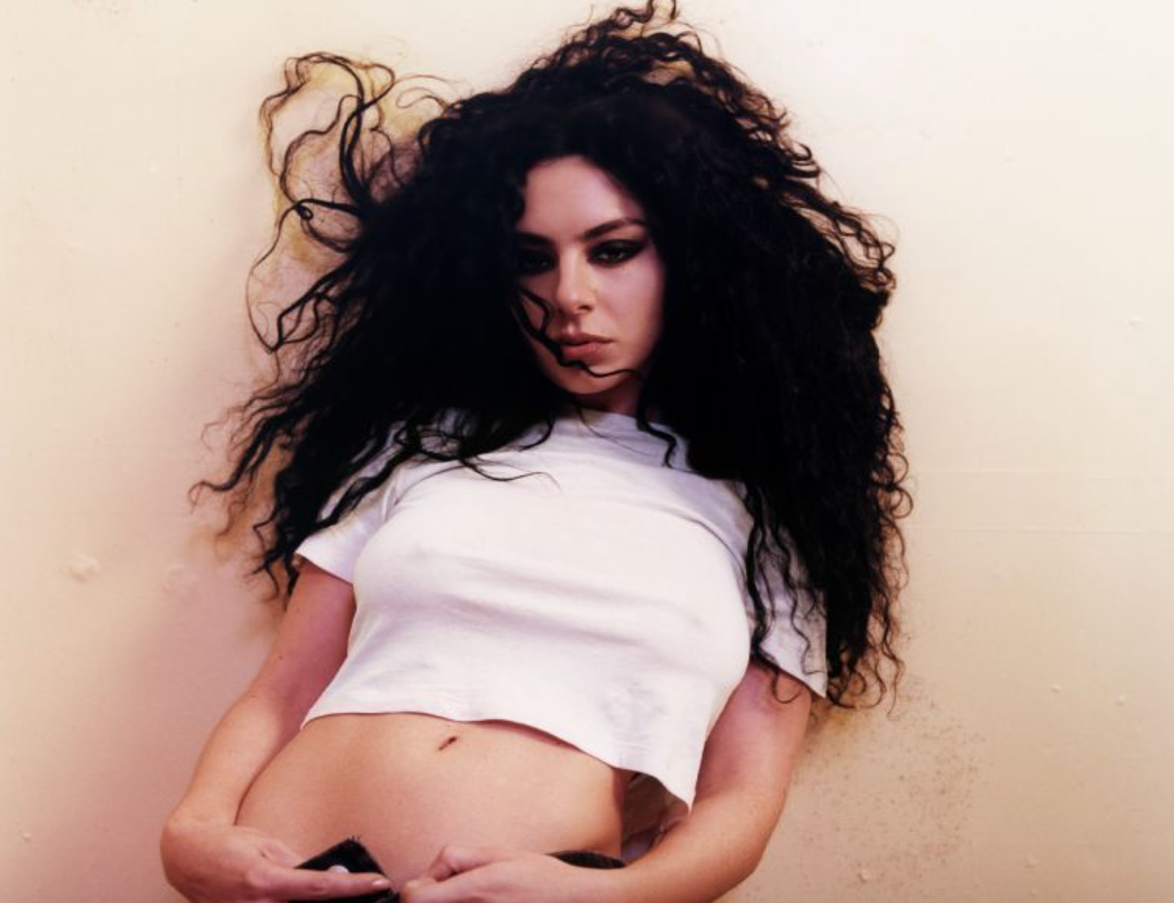 Charli XCX tager afstand fra russisk arrangeret efterfest