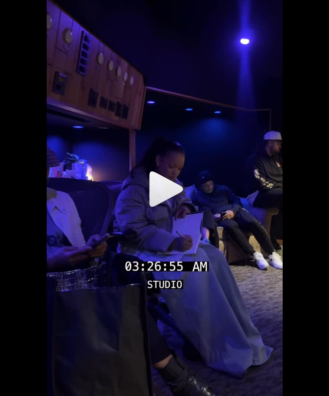 Otte års ventetid kan være slut: Rihanna deler billeder fra pladestudie