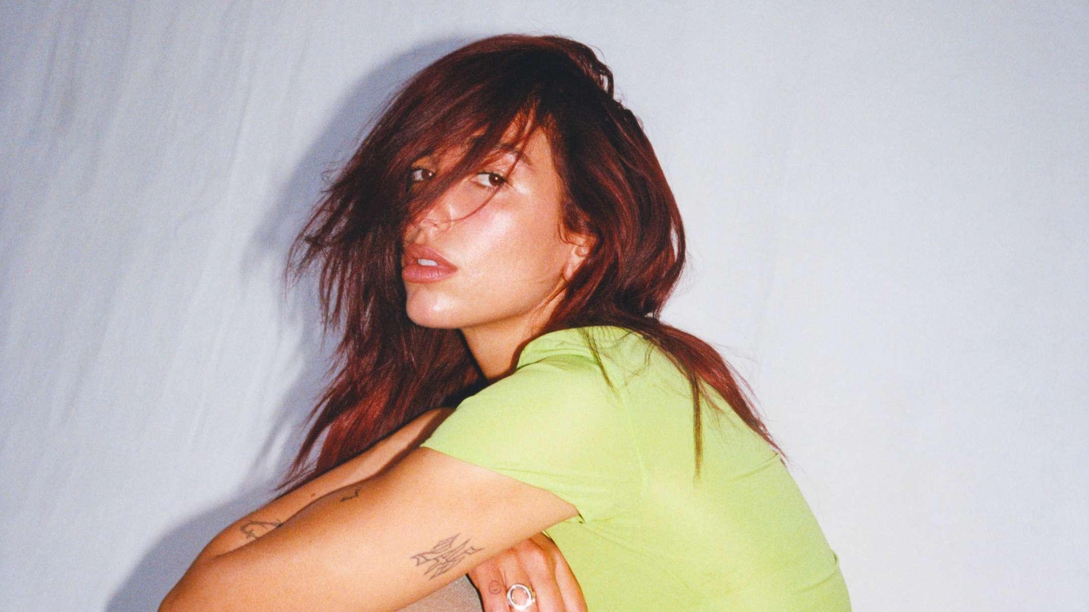 Dua Lipa kræver 100 millioner af Samsung