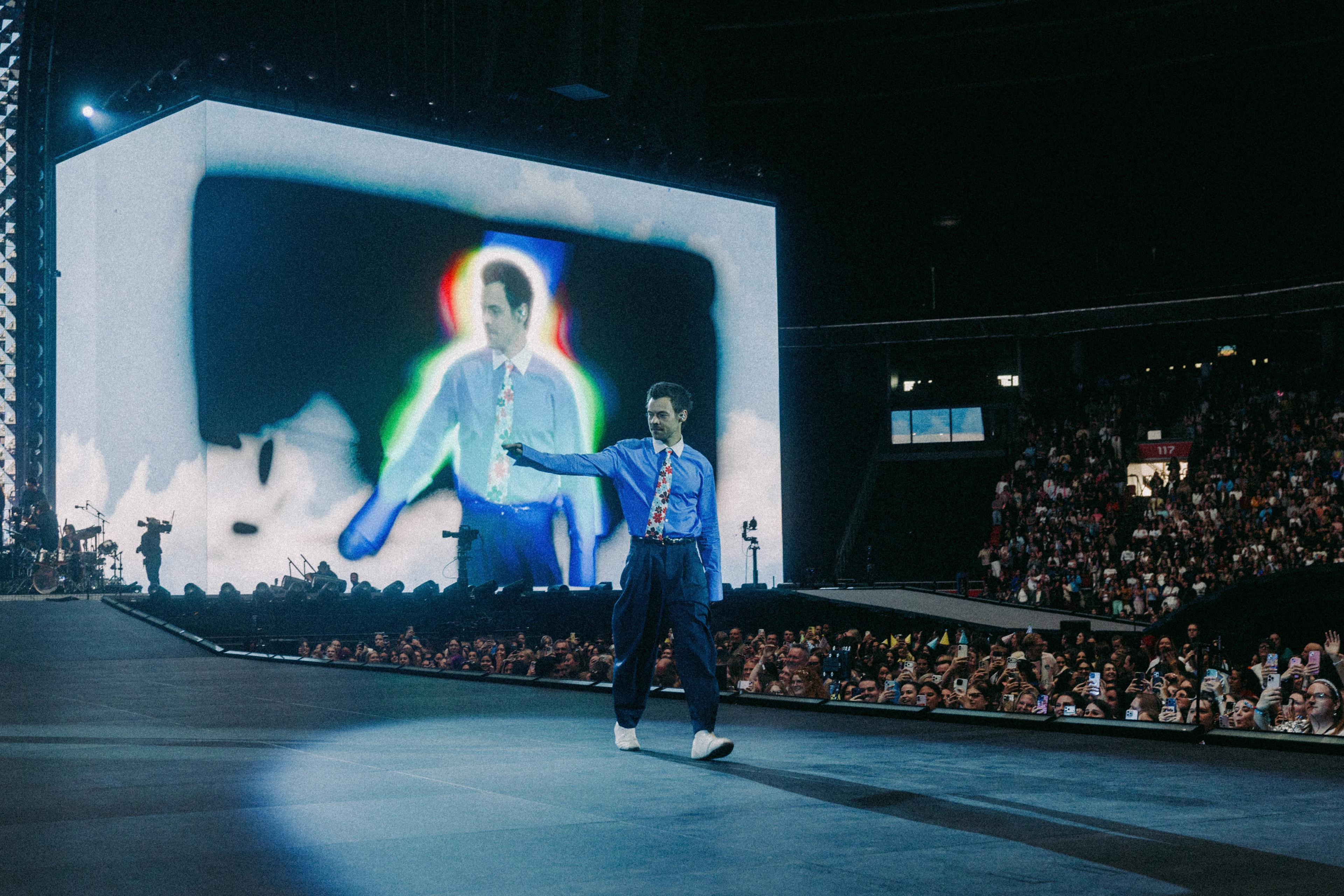 Harry Styles' Tourstart i Amsterdam: Kaos på Scenen og Rasende Fans!