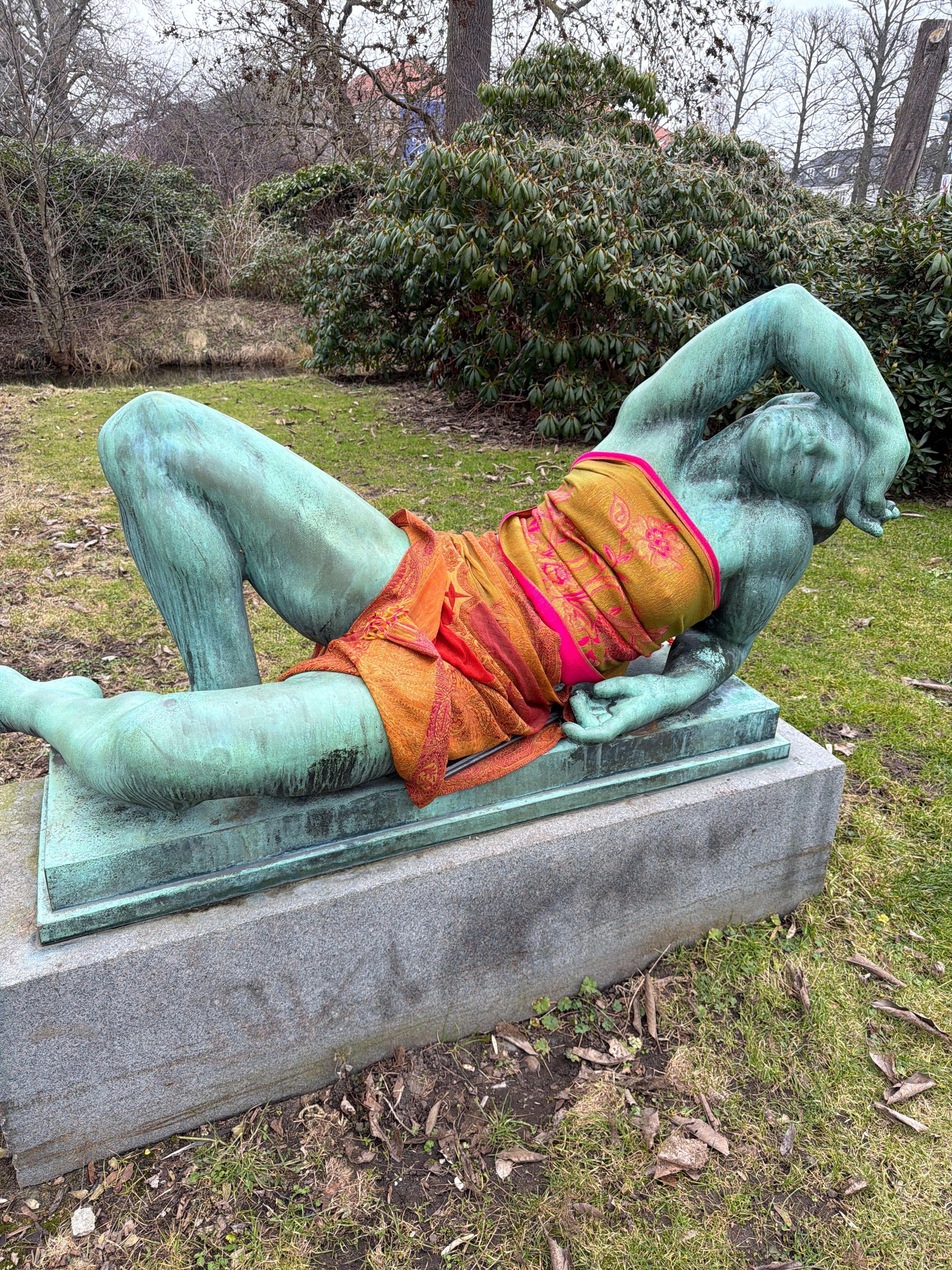 Nøgen statue får tøj på i Øregårdsparken