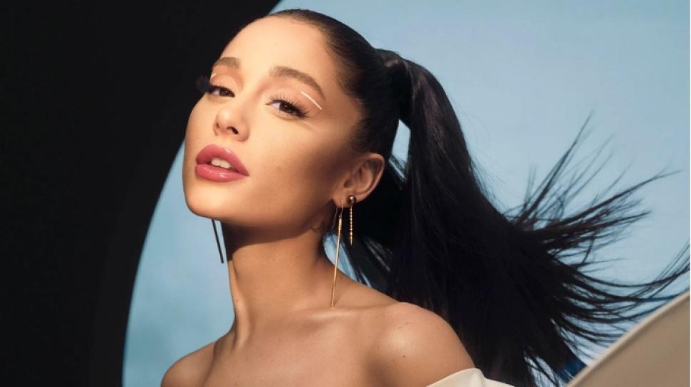Ariana Grande går på pause, mens hun ligger nummer ét